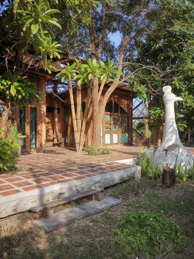 Bed and Breakfast Baangaimuan Лампхун Экстерьер фото